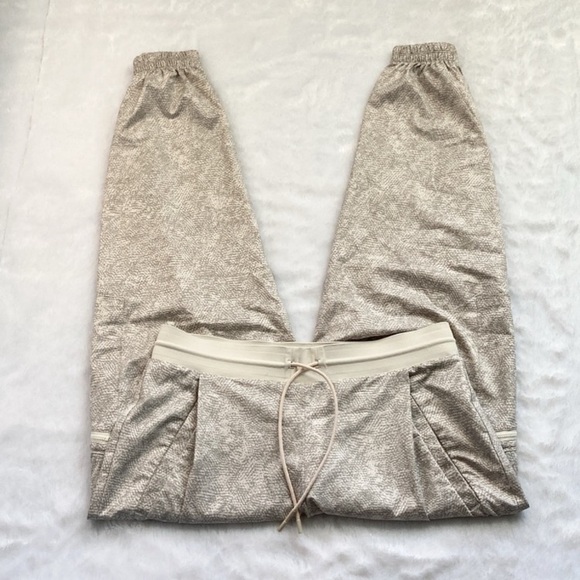 Athleta Venture Printed Pant Tan and Cream Joggers, size 10 - Picture 2 of 7